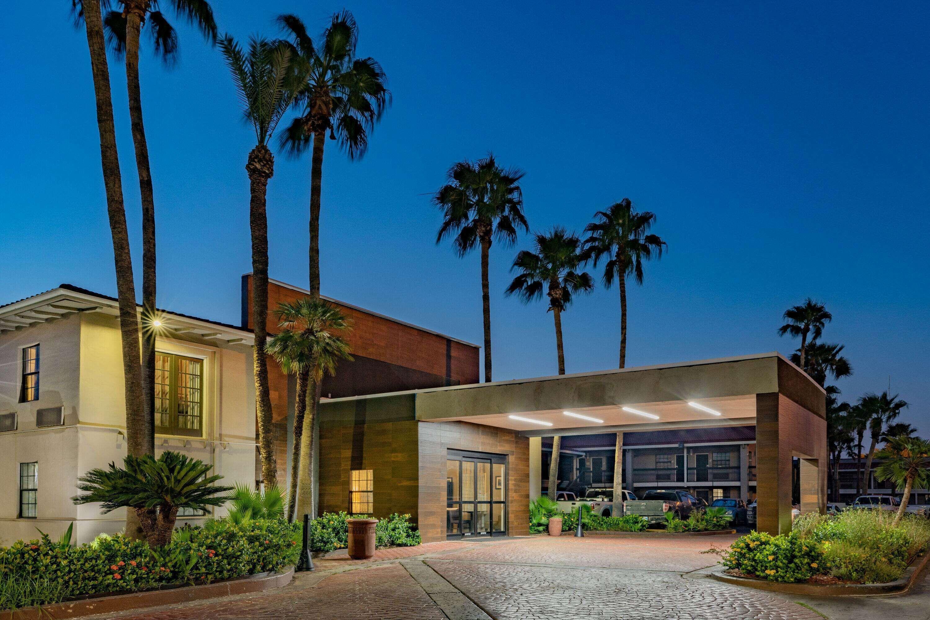 6 Airport Hotels Near TAMIU Planetarium Worth Booking