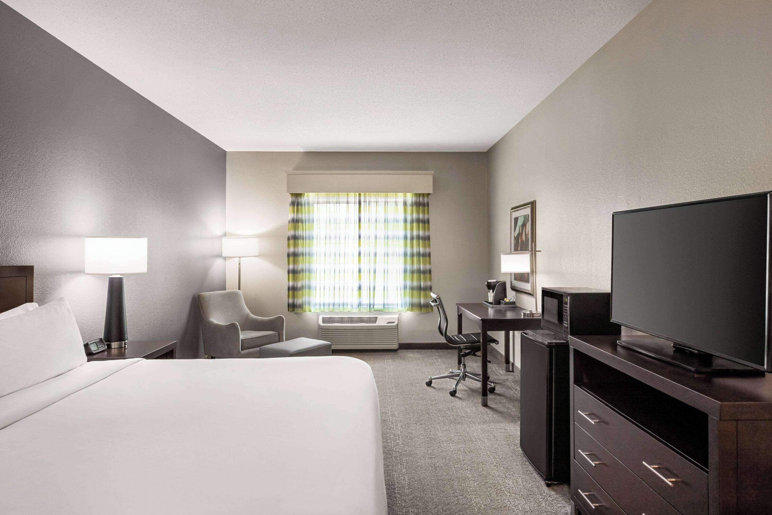 5 Family Hotels Near Mighty Eighth Air Force Museum That Deliver