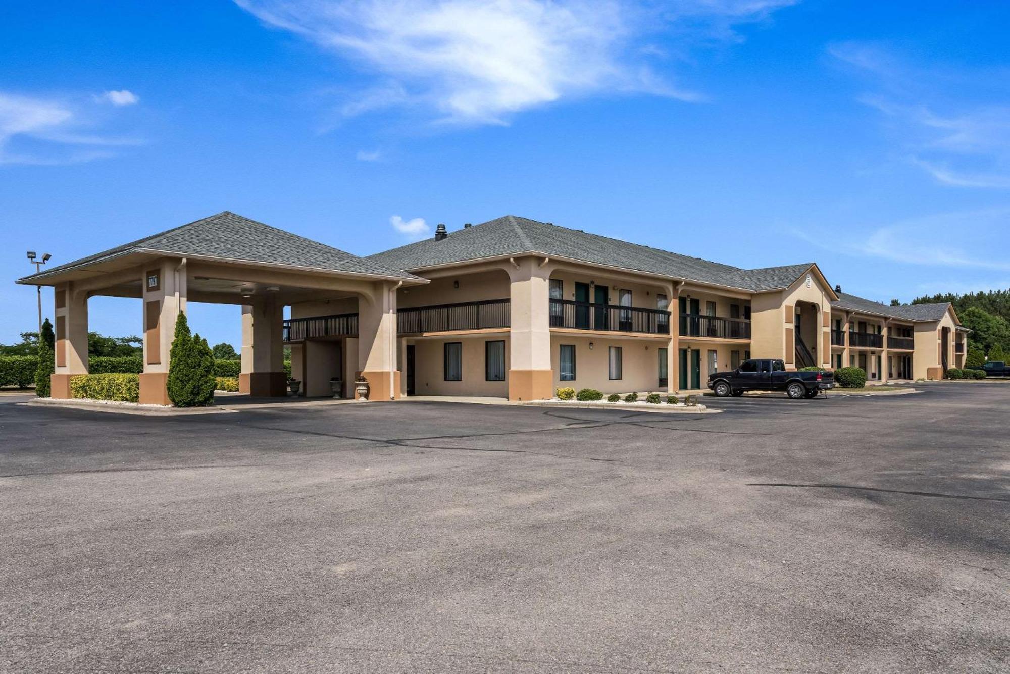 4 Golf Hotels Near NC Wesleyan College for Easy Course Access