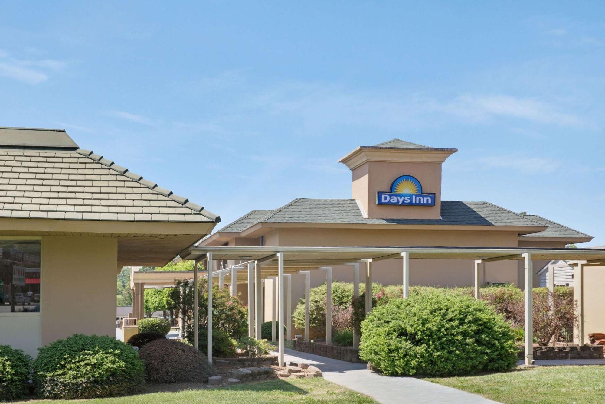 4 Smart Budget Hotels Near Billy Graham Library Worth Booking