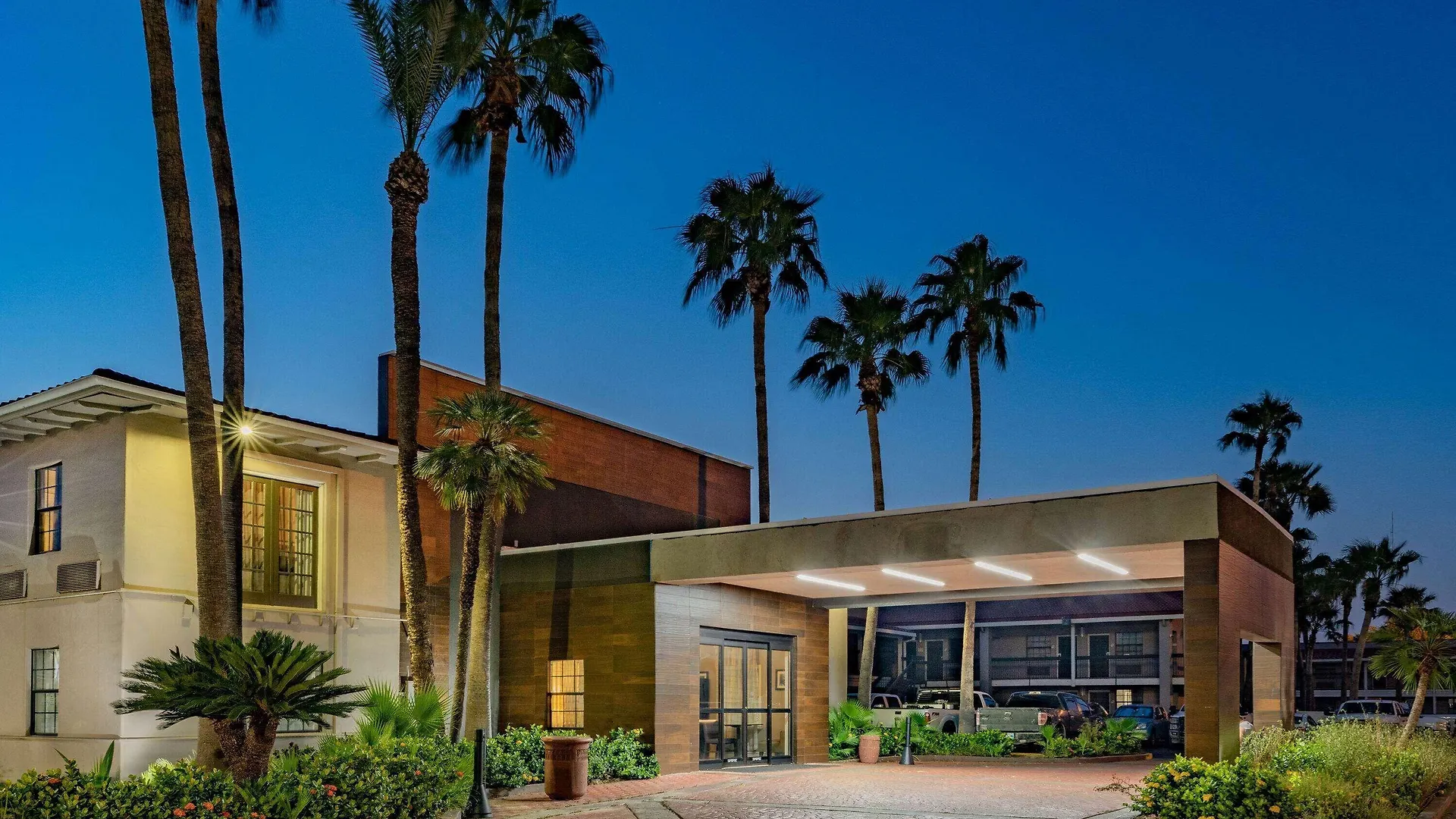 6 Airport Hotels Near TAMIU Planetarium Worth Booking