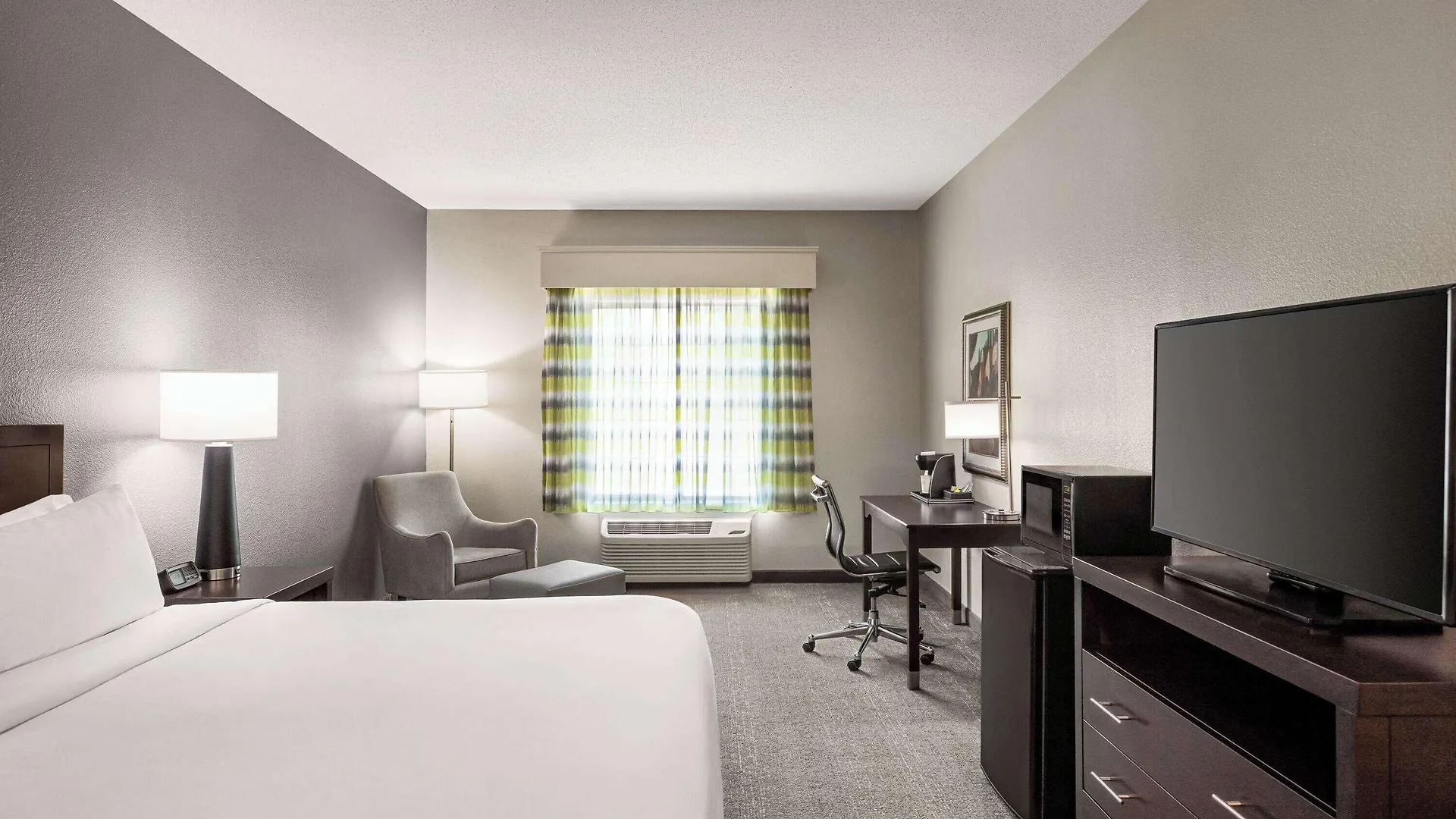 5 Family Hotels Near Mighty Eighth Air Force Museum That Deliver