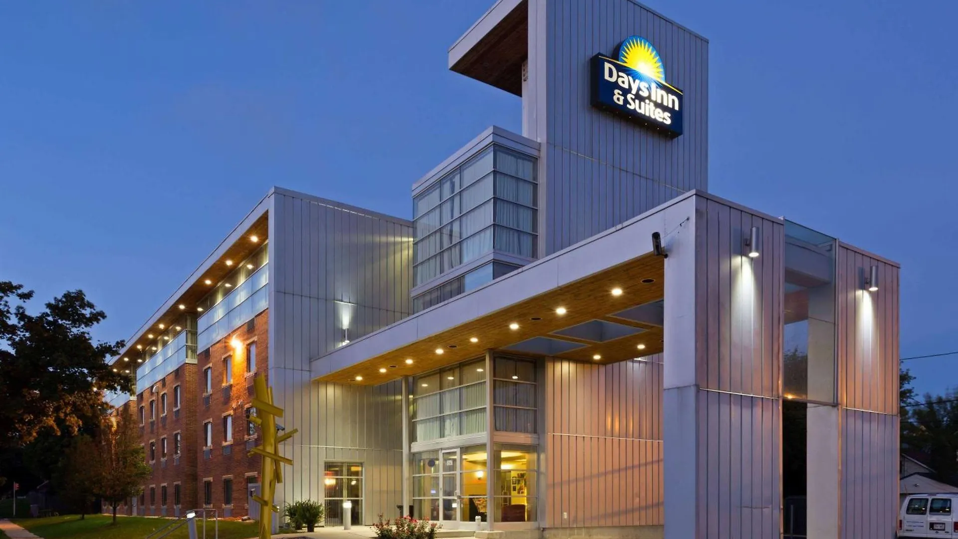 Staying Near Modjeska Theatre: 5 Design Hotels Compared