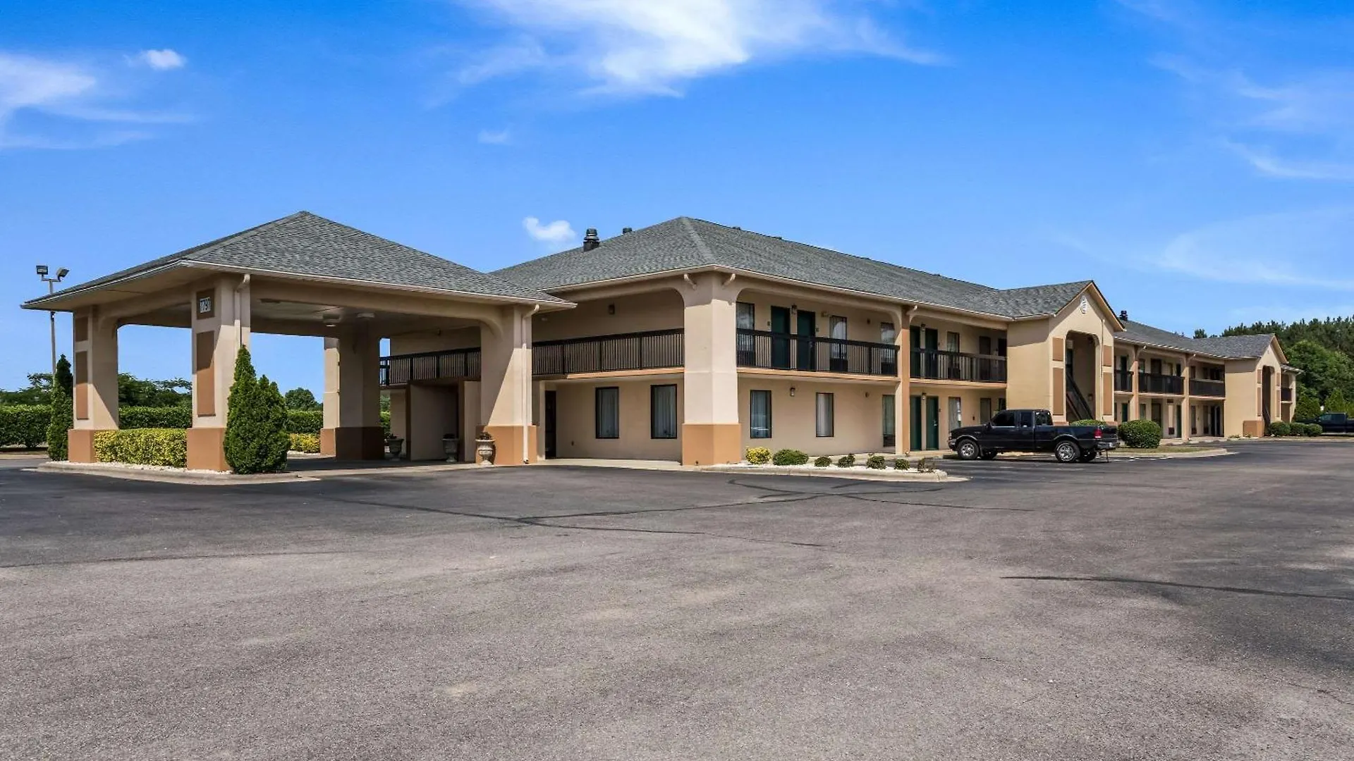 4 Golf Hotels Near NC Wesleyan College for Easy Course Access