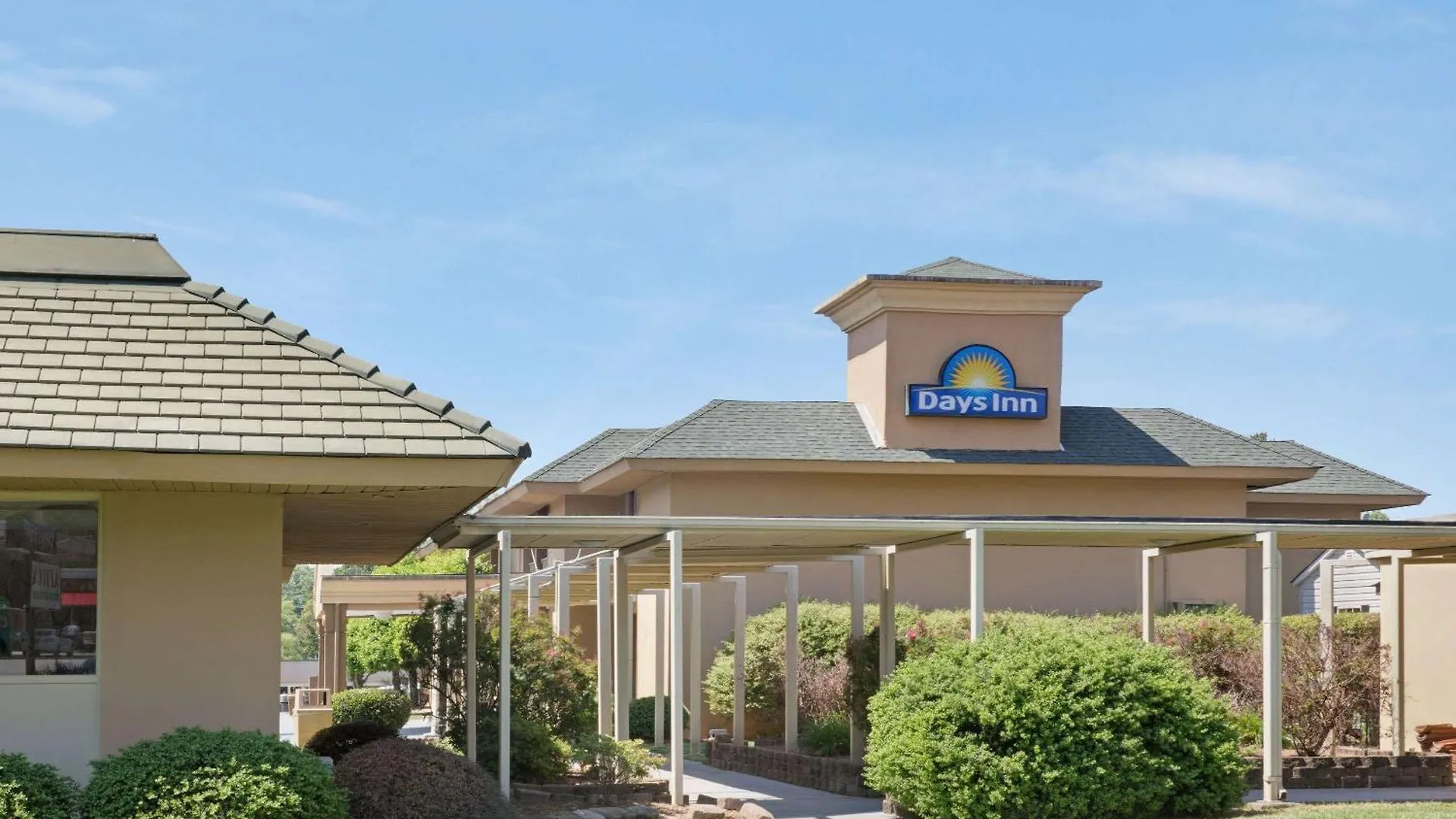 4 Smart Budget Hotels Near Billy Graham Library Worth Booking